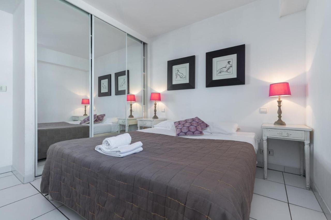 Bright Two Bedroomed Apartment On The Beach In Cannes With Huge Terrace With Fabulous Sea Views - 2001 Exterior photo